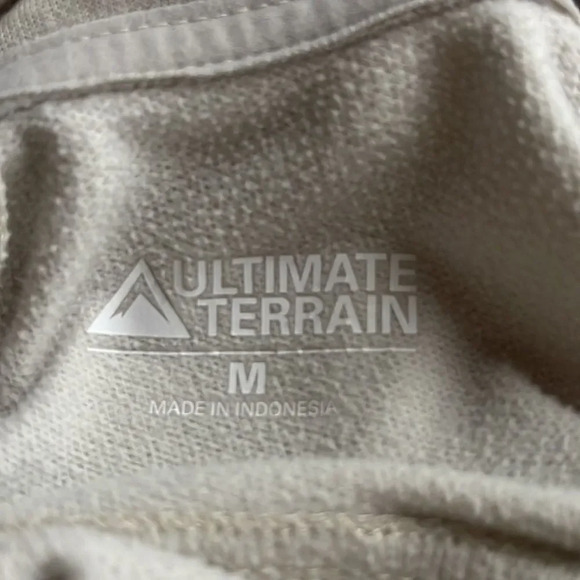 Ultimate Terrain light tan rubber snap shoulder/collar lightweight sweatshirt. M - Picture 6 of 6